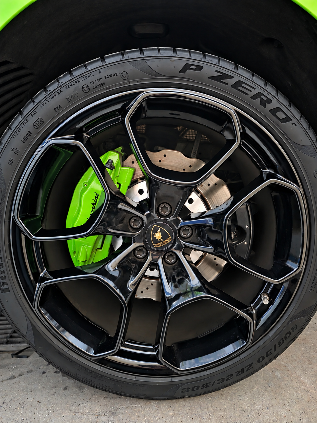 Lamborghini rim after repair and refinishing